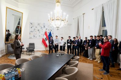 Am 10. M&auml;rz 2026 lud Bundesministerin Claudia Bauer (l.) B&uuml;rgerinnen und B&uuml;rger zum Tag der offen T&uuml;r ins Bundeskanzleramt ein.
