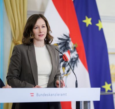 Am 10. M&auml;rz 2026 gab Bundesministerin Claudia Bauer (im Bild) gemeinsam mit Franz Prettenthaler, dem Direktor der Joanneum Research Forschungsgesellschaft mbH, eine Pressekonferenz zum Update der Transferleistungsstudie.