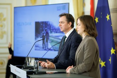 Am 10. M&auml;rz 2026 gab Bundesministerin Claudia Bauer (r.) gemeinsam mit Franz Prettenthaler (l.), dem Direktor der Joanneum Research Forschungsgesellschaft mbH, eine Pressekonferenz zum Update der Transferleistungsstudie.