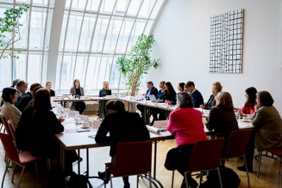 Am 16. M&auml;rz 2026 nahm Bundesministerin Claudia Bauer (m.l.) am Roundtable zum Thema Kinderrechte-Board im Bundeskanzleramt teil.