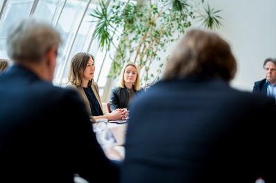 Am 16. M&auml;rz 2026 nahm Bundesministerin Claudia Bauer (2.v.l.) am Roundtable zum Thema Kinderrechte-Board im Bundeskanzleramt teil.