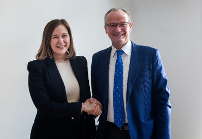 Am 17. M&auml;rz 2026 reiste Bundesministerin Claudia Bauer (l.) nach Br&uuml;ssel und nahm am Rat f&uuml;r &bdquo;Allgemeine Angelegenheiten&ldquo; der Europ&auml;ischen Union teil. Im Bild mit dem Staatsminister f&uuml;r Europa im Ausw&auml;rtigen Amt, Gunther Krichbaum (r.).