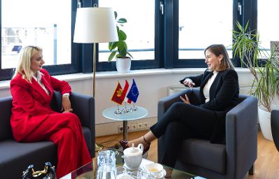 Am 17. M&auml;rz 2026 reiste Bundesministerin Claudia Bauer (r.) nach Br&uuml;ssel und nahm am Rat f&uuml;r &bdquo;Allgemeine Angelegenheiten&ldquo; der Europ&auml;ischen Union teil. Im Bild bei einem Arbeitsgespr&auml;ch mit der Ministerin f&uuml;r europ&auml;ische Angelegenheiten von Montenegro, Maida Gorčević (l.).