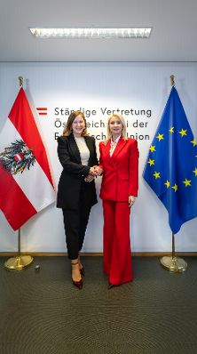 Am 17. M&auml;rz 2026 reiste Bundesministerin Claudia Bauer (l.) nach Br&uuml;ssel und nahm am Rat f&uuml;r &bdquo;Allgemeine Angelegenheiten&ldquo; der Europ&auml;ischen Union teil. Im Bild mit der Ministerin f&uuml;r europ&auml;ische Angelegenheiten von Montenegro, Maida Gorčević (r.).