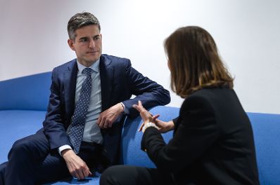 Am 17. M&auml;rz 2026 reiste Bundesministerin Claudia Bauer (r.) nach Br&uuml;ssel und nahm am Rat f&uuml;r &bdquo;Allgemeine Angelegenheiten&ldquo; der Europ&auml;ischen Union teil. Im Bild bei einem Arbeitsgespr&auml;ch mit dem Au&szlig;enminister der Niederlande Tom Berendsen (l.).