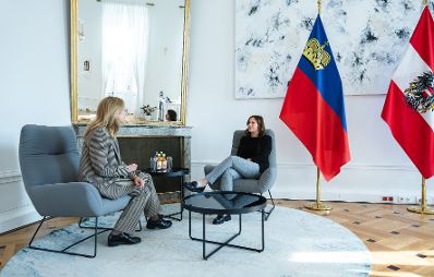 Am 18. M&auml;rz 2026 empfing Bundesministerin Claudia Bauer (r.), die stellvertretende Regierungschefin des F&uuml;rstentums Liechtenstein Sabine Monauni (l.) zu einem Arbeitsgespr&auml;ch im Bundeskanzleramt.