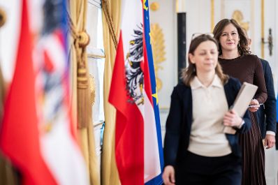 Am 19. M&auml;rz 2026 gab Bundesministerin Claudia Bauer (r.) gemeinsam mit &Ouml;IF-Direktor Roland Goiser und der Leiterin der Deutschkursf&ouml;rderung des &Ouml;IF Carla Pirker (l.) eine Pressekonferenz zum Thema "Deutschkurse NEU" im Bundeskanzleramt.