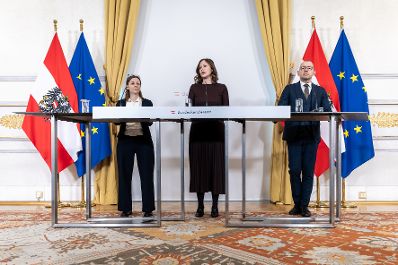 Am 19. M&auml;rz 2026 gab Bundesministerin Claudia Bauer (m.) gemeinsam mit &Ouml;IF-Direktor Roland Goiser (r.) und der Leiterin der Deutschkursf&ouml;rderung des &Ouml;IF Carla Pirker (l.) eine Pressekonferenz zum Thema "Deutschkurse NEU" im Bundeskanzleramt.