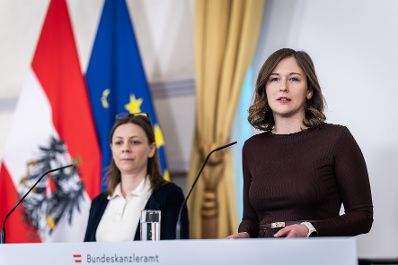 Am 19. M&auml;rz 2026 gab Bundesministerin Claudia Bauer (r.) gemeinsam mit &Ouml;IF-Direktor Roland Goiser und der Leiterin der Deutschkursf&ouml;rderung des &Ouml;IF Carla Pirker (l.) eine Pressekonferenz zum Thema "Deutschkurse NEU" im Bundeskanzleramt.