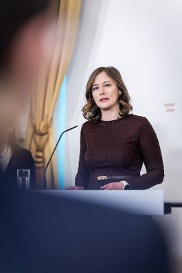 Am 19. M&auml;rz 2026 gab Bundesministerin Claudia Bauer (im Bild) gemeinsam mit &Ouml;IF-Direktor Roland Goiser und der Leiterin der Deutschkursf&ouml;rderung des &Ouml;IF Carla Pirker eine Pressekonferenz zum Thema "Deutschkurse NEU" im Bundeskanzleramt.