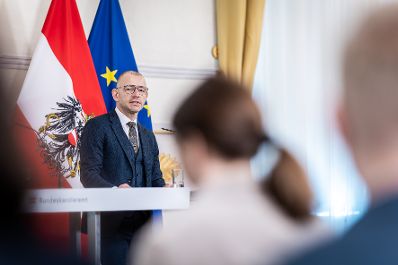 Am 19. M&auml;rz 2026 gab Bundesministerin Claudia Bauer gemeinsam mit &Ouml;IF-Direktor Roland Goiser (im Bild) und der Leiterin der Deutschkursf&ouml;rderung des &Ouml;IF Carla Pirker eine Pressekonferenz zum Thema "Deutschkurse NEU" im Bundeskanzleramt.