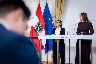 Am 19. M&auml;rz 2026 gab Bundesministerin Claudia Bauer (r.) gemeinsam mit &Ouml;IF-Direktor Roland Goiser und der Leiterin der Deutschkursf&ouml;rderung des &Ouml;IF Carla Pirker (l.) eine Pressekonferenz zum Thema "Deutschkurse NEU" im Bundeskanzleramt.