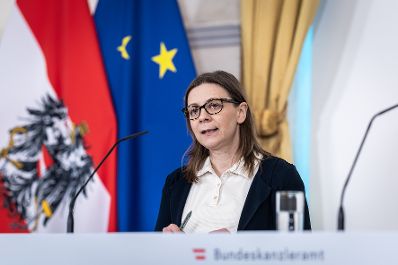 Am 19. M&auml;rz 2026 gab Bundesministerin Claudia Bauer gemeinsam mit &Ouml;IF-Direktor Roland Goiser und der Leiterin der Deutschkursf&ouml;rderung des &Ouml;IF Carla Pirker (im Bild) eine Pressekonferenz zum Thema "Deutschkurse NEU" im Bundeskanzleramt.