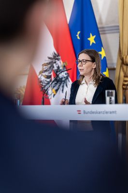 Am 19. M&auml;rz 2026 gab Bundesministerin Claudia Bauer gemeinsam mit &Ouml;IF-Direktor Roland Goiser und der Leiterin der Deutschkursf&ouml;rderung des &Ouml;IF Carla Pirker (im Bild) eine Pressekonferenz zum Thema "Deutschkurse NEU" im Bundeskanzleramt.