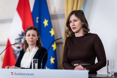 Am 19. M&auml;rz 2026 gab Bundesministerin Claudia Bauer (r.) gemeinsam mit &Ouml;IF-Direktor Roland Goiser und der Leiterin der Deutschkursf&ouml;rderung des &Ouml;IF Carla Pirker (l.) eine Pressekonferenz zum Thema "Deutschkurse NEU" im Bundeskanzleramt.