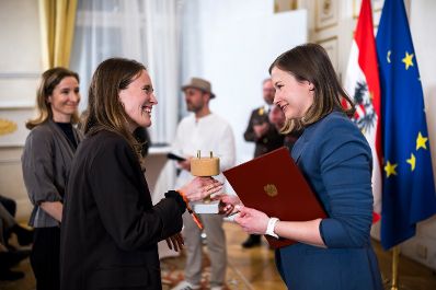 Am 23. M&auml;rz 2026 &uuml;berreichte Bundesministerin Claudia Bauer (r.) den &Ouml;sterreichischen Jugendpreis 2026.