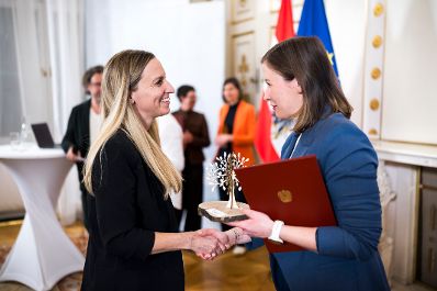 Am 23. M&auml;rz 2026 &uuml;berreichte Bundesministerin Claudia Bauer (r.) den &Ouml;sterreichischen Jugendpreis 2026.