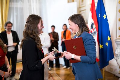 Am 23. M&auml;rz 2026 &uuml;berreichte Bundesministerin Claudia Bauer (r.) den &Ouml;sterreichischen Jugendpreis 2026.