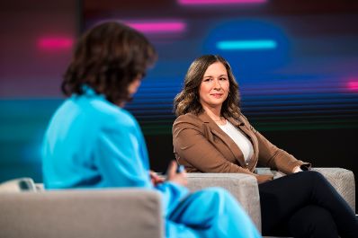 Am 24. M&auml;rz 2026 nahm Bundesministerin Claudia Bauer (r.) an &bdquo;Pro und Contra&ldquo; bei Puls24 teil.