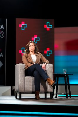 Am 24. M&auml;rz 2026 nahm Bundesministerin Claudia Bauer (im Bild) an &bdquo;Pro und Contra&ldquo; bei Puls24 teil.