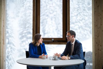 Am 26. M&auml;rz 2026 nahm Bundesministerin Claudia Bauer (l.) am &bdquo;Europa Forum Lech 2026&ldquo;, in Lech am Arlberg teil. Im Bild bei einem Arbeitsgespr&auml;ch mit dem Landeshauptmann von Vorarlberg, Markus Wallner (r.).
