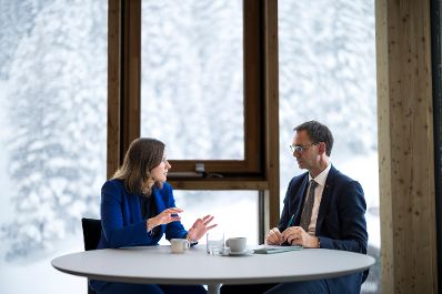 Am 26. M&auml;rz 2026 nahm Bundesministerin Claudia Bauer (l.) am &bdquo;Europa Forum Lech 2026&ldquo;, in Lech am Arlberg teil. Im Bild bei einem Arbeitsgespr&auml;ch mit dem Landeshauptmann von Vorarlberg, Markus Wallner (r.).