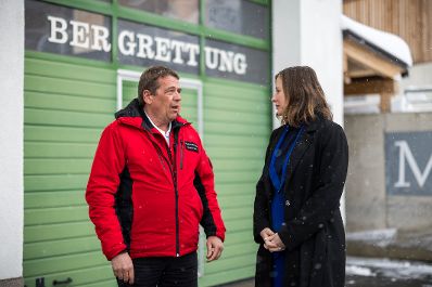 Am 26. M&auml;rz 2026 nahm Bundesministerin Claudia Bauer (r.) am Europa Forum Lech 2026, in Lech am Arlberg teil. Im Bild bei einem Besuch von Zivildiener im Rettungswesen bei der Bergrettung von Lech.