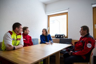 Am 26. M&auml;rz 2026 nahm Bundesministerin Claudia Bauer (m.) am Europa Forum Lech 2026, in Lech am Arlberg teil. Im Bild bei einem Besuch von Zivildiener im Rettungswesen bei der Bergrettung von Lech.