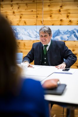Am 26. M&auml;rz 2026 nahm Bundesministerin Claudia Bauer (l.) am Europa Forum Lech 2026, in Lech am Arlberg teil. Im Bild bei einem Arbeitsgespr&auml;ch mit Markus Beyrer (r.) Generaldirektor von BusinessEurope.