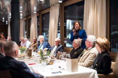 Am 26. M&auml;rz 2026 nahm Bundesministerin Claudia Bauer (3.v.r.) am Europa Forum Lech 2026, in Lech am Arlberg teil. Im Bild bei einem Abendempfang.