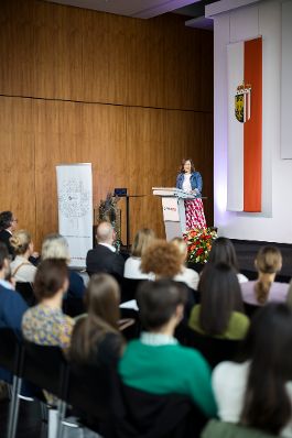 Am 9. April 2026 nahm Bundesministerin Claudia Bauer anl&auml;sslich ihres Bundesl&auml;ndertages an einer Podiumsdiskussion zum Thema &bdquo;Wege zur besseren Vereinbarkeit von Pflege und Beruf &ndash; Best Practices&ldquo; teil.