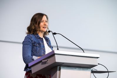 Am 9. April 2026 nahm Bundesministerin Claudia Bauer (im Bild) anl&auml;sslich ihres Bundesl&auml;ndertages an einer Podiumsdiskussion zum Thema &bdquo;Wege zur besseren Vereinbarkeit von Pflege und Beruf &ndash; Best Practices&ldquo; teil.