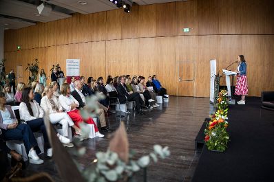 Am 9. April 2026 nahm Bundesministerin Claudia Bauer (r.) anl&auml;sslich ihres Bundesl&auml;ndertages an einer Podiumsdiskussion zum Thema &bdquo;Wege zur besseren Vereinbarkeit von Pflege und Beruf &ndash; Best Practices&ldquo; teil.