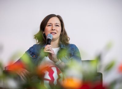 Am 9. April 2026 nahm Bundesministerin Claudia Bauer (im Bild) anl&auml;sslich ihres Bundesl&auml;ndertages an einer Podiumsdiskussion zum Thema &bdquo;Wege zur besseren Vereinbarkeit von Pflege und Beruf &ndash; Best Practices&ldquo; teil.