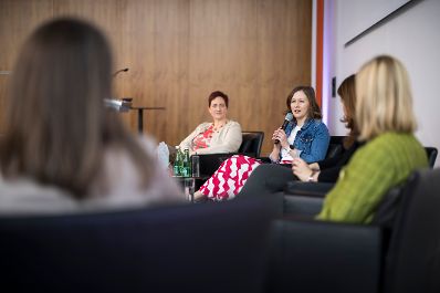 Am 9. April 2026 nahm Bundesministerin Claudia Bauer (3.v.r.) anl&auml;sslich ihres Bundesl&auml;ndertages an einer Podiumsdiskussion zum Thema &bdquo;Wege zur besseren Vereinbarkeit von Pflege und Beruf &ndash; Best Practices&ldquo; teil.