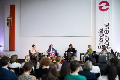 Am 9. April 2026 nahm Bundesministerin Claudia Bauer anl&auml;sslich ihres Bundesl&auml;ndertages an einer Podiumsdiskussion zum Thema &bdquo;Wege zur besseren Vereinbarkeit von Pflege und Beruf &ndash; Best Practices&ldquo; teil.