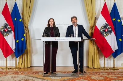 Am 10. April 2026 pr&auml;sentierte Bundesministerin Claudia Bauer (l.) gemeinsam mit dem Leiter der Zivildienstserviceagentur Ferdinand Mayer (r.), die aktuellen Zivildienst-Zahlen f&uuml;r das erste Quartal 2026.