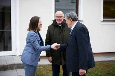 Am 14. April 2026 besuchte Bundesministerin Claudia Bauer (l.) anl&auml;sslich ihres Bundesl&auml;ndertages das Pilgermuseum in Globasnitz.
