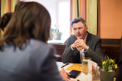 Am 14. April 2026 traf Bundesministerin Claudia Bauer (l.) im Rahmen ihres Bundesl&auml;ndertages den Landeshauptmann von K&auml;rnten Daniel Fellner (r.).