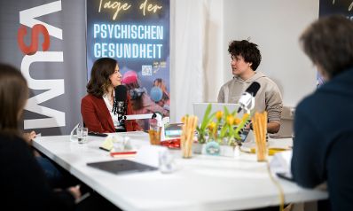 Am 15. April 2026 nahm Bundesministerin Claudia Bauer (m.l.) an einem Austausch mit Vertreterinnen und Vertretern des Jugendbeirat teil.