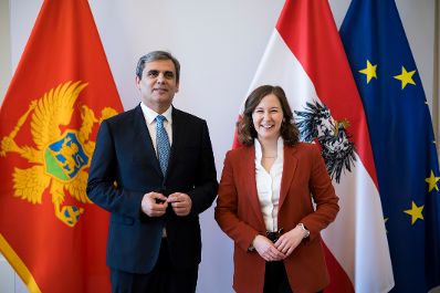 Am 15. April 2026 empfing Bundesministerin Claudia Bauer (r.) den stellvertretender Ministerpr&auml;sident und Au&szlig;enminister von Montenegro, Ervin Ibrahimović (l.) zu einem Arbeitsgespr&auml;ch im Bundeskanzleramt.
