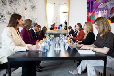 Am 15. April 2026 empfing Bundesministerin Claudia Bauer (3.v.r.) den stellvertretender Ministerpr&auml;sident und Au&szlig;enminister von Montenegro, Ervin Ibrahimović (3.v.l.) zu einem Arbeitsgespr&auml;ch im Bundeskanzleramt.