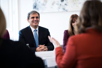 Am 15. April 2026 empfing Bundesministerin Claudia Bauer (r.) den stellvertretender Ministerpr&auml;sident und Au&szlig;enminister von Montenegro, Ervin Ibrahimović (m.) zu einem Arbeitsgespr&auml;ch im Bundeskanzleramt.