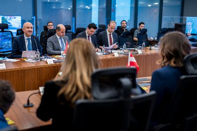 Am 21. April 2026 reiste Bundesministerin Claudia Bauer (r.) zu einem Arbeitsbesuch in die T&uuml;rkei. Im Bild bei einem Arbeitsgespr&auml;ch mit dem t&uuml;rkischen Stellvertretenden Innenminister Mehmet Cangir (l.).