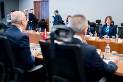 Am 21. April 2026 reiste Bundesministerin Claudia Bauer (r.) zu einem Arbeitsbesuch in die T&uuml;rkei. Im Bild bei einem Arbeitsgespr&auml;ch mit dem t&uuml;rkischen Stellvertretenden Innenminister Mehmet Cangir (l.).