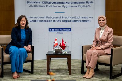 Am 21. April 2026 reiste Bundesministerin Claudia Bauer (l.) zu einem Arbeitsbesuch in die T&uuml;rkei. Im Bild bei einem Arbeitsgespr&auml;ch mit der t&uuml;rkischen Ministerin f&uuml;r Familie und Sozialwesen Mahinur &Ouml;zdemir G&ouml;ktaş (r.).