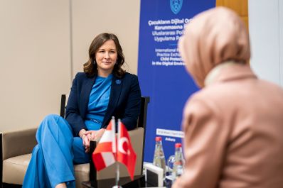 Am 21. April 2026 reiste Bundesministerin Claudia Bauer (l.) zu einem Arbeitsbesuch in die T&uuml;rkei. Im Bild bei einem Arbeitsgespr&auml;ch mit der t&uuml;rkischen Ministerin f&uuml;r Familie und Sozialwesen Mahinur &Ouml;zdemir G&ouml;ktaş (r.).