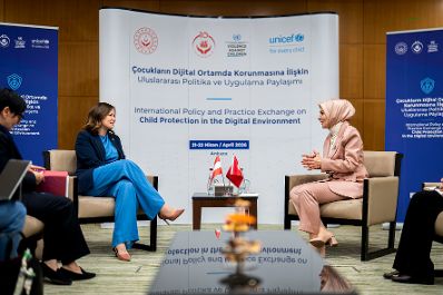 Am 21. April 2026 reiste Bundesministerin Claudia Bauer (m.) zu einem Arbeitsbesuch in die T&uuml;rkei. Im Bild bei einem Arbeitsgespr&auml;ch mit der t&uuml;rkischen Ministerin f&uuml;r Familie und Sozialwesen Mahinur &Ouml;zdemir G&ouml;ktaş (r.).