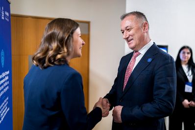Am 21. April 2026 reiste Bundesministerin Claudia Bauer (l.) zu einem Arbeitsbesuch in die T&uuml;rkei. Im Bild bei einem Arbeitsgespr&auml;ch mit dem montenegrinischen Minister f&uuml;r Soziales, Familie und Demographie Damir Gutić (m.).