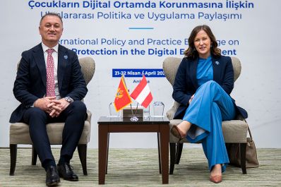 Am 21. April 2026 reiste Bundesministerin Claudia Bauer (r.) zu einem Arbeitsbesuch in die T&uuml;rkei. Im Bild bei einem Arbeitsgespr&auml;ch mit dem montenegrinischen Minister f&uuml;r Soziales, Familie und Demographie Damir Gutić (l.).